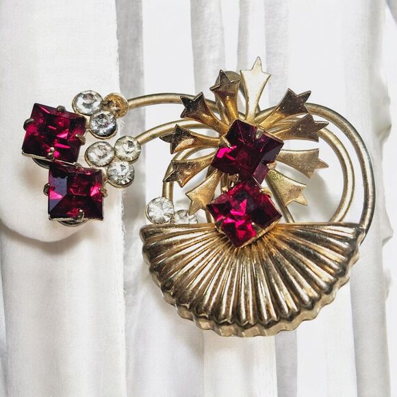 Vtg MCM Art Deco Floral Fan Brooch Red Rhinestones Goldtone Metal Pin Swirl Read - Picture 3 of 12